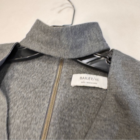 Bailey/44 women’s Deep V choker style Sweater gray size small - Picture 8 of 9